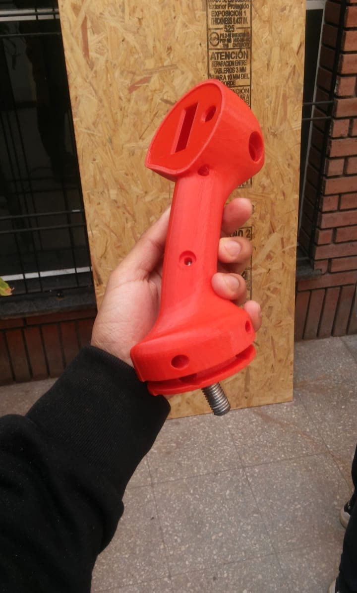 Prototipo rojo ensamblado sostenido con una mano